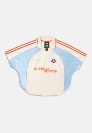 Λευκή και ανοιχτό μπλε αθλητική φανέλα Adidas με πορτοκαλί ρίγες στα μανίκια, το γιακά και το λογότυπο "miaqo sport" στο κέντρο κάτω από ένα μικρό κυκλικό έμβλημα.