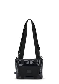 Borsa a tracolla nera realizzata in materiale lucido con un pannello frontale texturizzato, spallacci regolabili e forma rettangolare. Presenta un patch con logo e dettagli metallici.