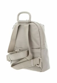 Zaino in tessuto grigio con spallacci regolabili, manico superiore, apertura con zip e superficie testurizzata. Design minimalista senza motivi visibili.