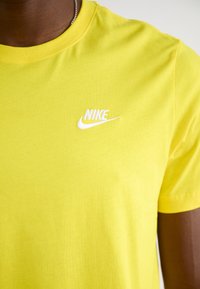 Nike Sportswear CLUB TEE - Navadna majica - yellow
