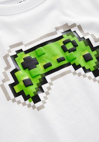 Next SHORT SLEEVE GRAPHIC  REGULAR FIT - T-shirt med print - white pixel controller