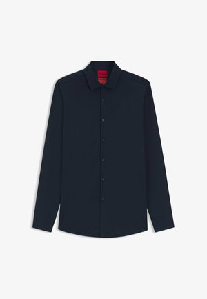 Marineblaues Hemd mit langen Ärmeln und Knopfleiste, mit einem Kragen, schwarzen Knöpfen auf der Vorderseite und einem dezenten roten Markenetikett.