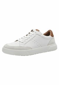Zapatillas de cuero blanco con superficie texturizada, acentuadas por un talón en color marrón claro. Presenta perforaciones en el lateral y una gruesa suela blanca.