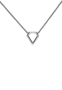 Silberne Halskette mit einem geometrischen, hohlen, diamantförmigen Anhänger. Das Material hat eine polierte Oberfläche mit einer glatten Textur.