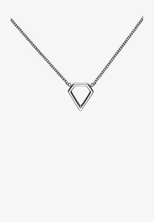 Zilveren ketting met een geometrische, holle diamanten hanger. Het materiaal heeft een gepolijste afwerking met een gladde textuur.