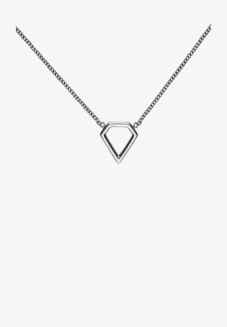 Silberne Halskette mit einem geometrischen, hohlen, diamantförmigen Anhänger. Das Material hat eine polierte Oberfläche mit einer glatten Textur.