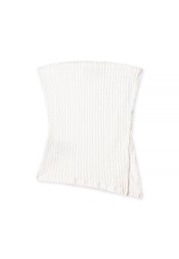 Witte ribgebreide nekwarmer met een afgeronde bovenkant en een schuine onderrand, met een zachte textuur en minimale stikseldetails.