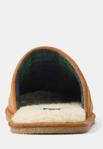 Brauner Wildleder-Pantoffel zum Hineinschlüpfen mit cremefarbenem Fleecefutter und grün kariertem Innenfutter, von vorne auf weißem Hintergrund.