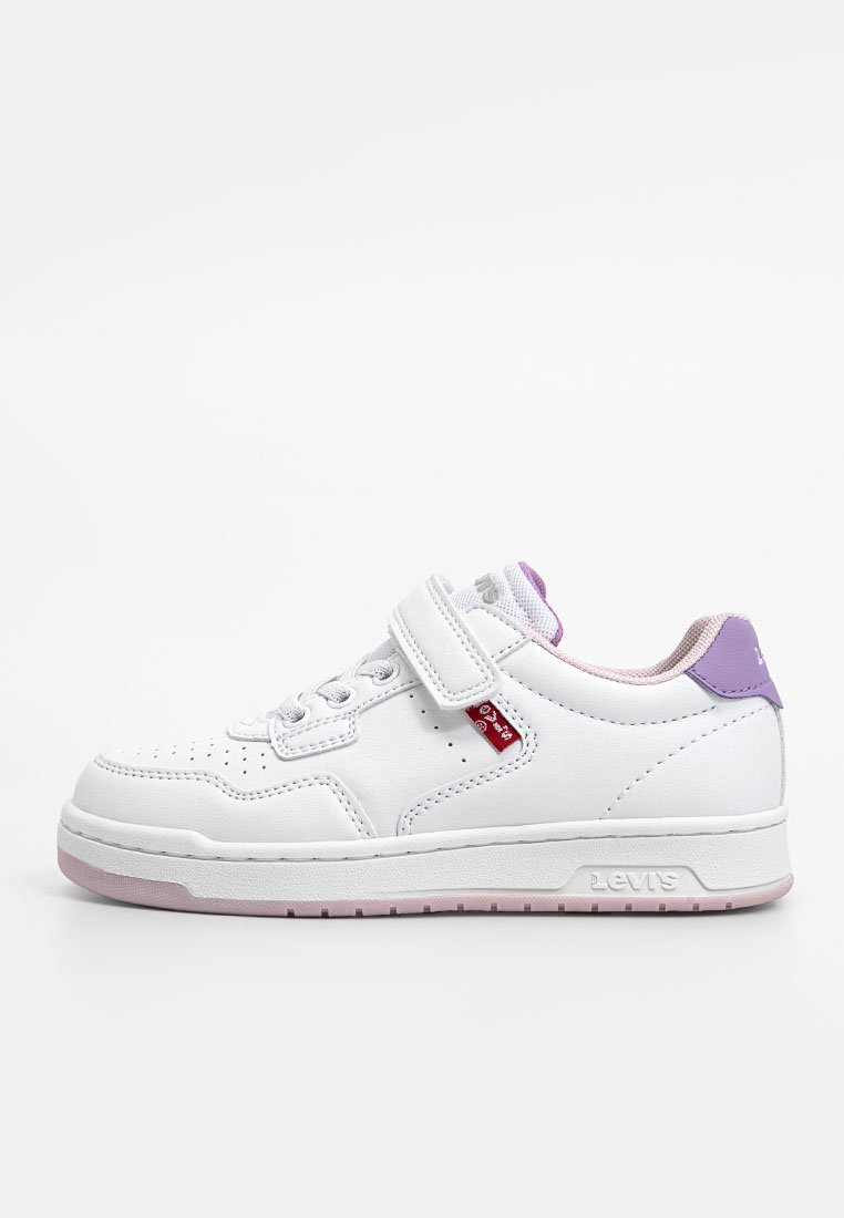 Sneaker bianca con punta perforata, tomaia in pelle testurizzata, cinturino regolabile in velcro e accenti lavanda sul tallone. Stilizzata con una suola rosa.