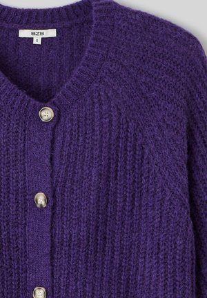 Cardigan en maille violette fait d'un fil doux, avec un col en V et cinq boutons ton argent disposés sur le devant. Design texturé et côtelé.