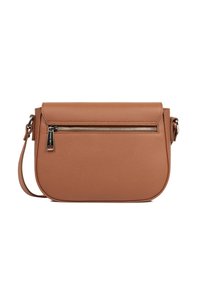 Borsa a tracolla in pelle marrone con superficie testurizzata, patta superiore e tasca frontale con zip. Caratteristiche include una tracolla rimovibile e una forma arrotondata.