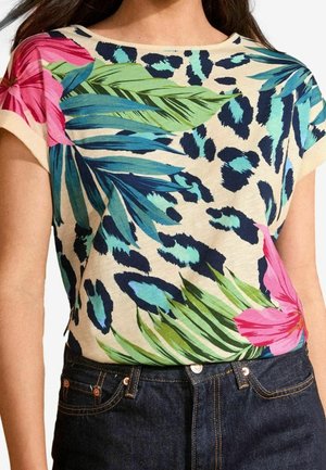 Beige top med korte ærmer med blåt og sort dyreprint, store grønne og blå palmeblade og lyserøde tropiske blomster.