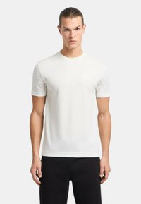 T-shirt da uomo bianco a maniche corte realizzato in tessuto liscio, con scollo rotondo e un logo discreto sul davanti. Vestibilità aderente.