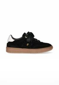 Sneaker in suede nera con un accento bianco sul tallone, suola in gomma testurizzata e lacci neri piatti. Presenta un design cucito e dettagli in hardware dorato.