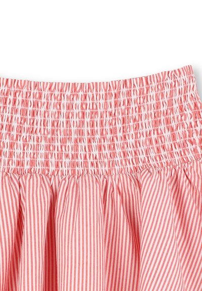 Tissu rayé rouge et blanc avec une taille élastique froncée. La jupe a des plis, présentant une texture légère et une finition lisse.