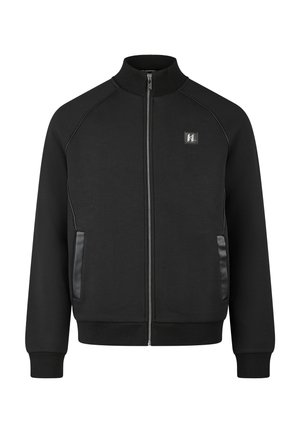 Zwarte ritssluiting jas gemaakt van soepel, glad materiaal met een hoge kraag, zijzakken met leren accenten en een klein logoplaatje op de borst.