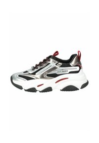 Basketball sneaker volumineux avec une tige en mesh noir et argent, des accents rouges et une épaisse semelle intermédiaire blanche. Doté d'un laçage et d'une semelle extérieure texturée.