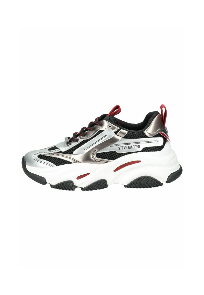 Basketball sneaker volumineux avec une tige en mesh noir et argent, des accents rouges et une épaisse semelle intermédiaire blanche. Doté d'un laçage et d'une semelle extérieure texturée.