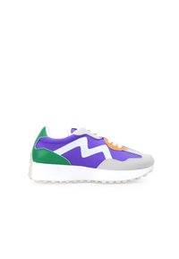 Zapatillas multicolores con acentos en púrpura, verde, naranja y blanco; fabricadas con materiales de tela y sintéticos; suela texturizada con tracción.