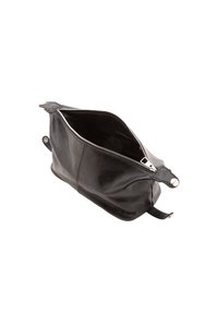 Borsa nera in pelle con una cerniera aperta, che mostra un interno liscio. Presenta bordi arrotondati e un dettaglio con bottone a scatto laterale. Dimensioni compatte.