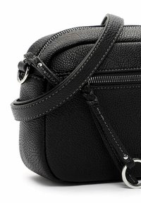 Borsa a tracolla nera in pelle con finitura testurizzata, hardware in argento, chiusura con zip e tracolla regolabile.