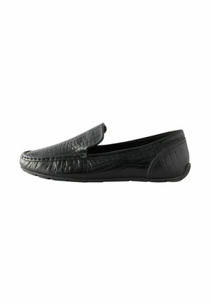 Mocassins en cuir noir avec un motif texturé en crocodile. Conception à enfiler avec un bout arrondi et une semelle en caoutchouc flexible.