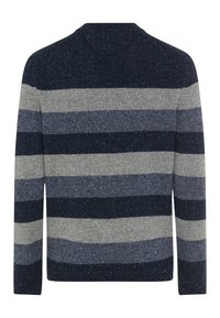 Maglione a maglia grossa con collo a giro, caratterizzato da righe orizzontali in blu scuro, grigio chiaro e blu navy. La texture è liscia con un motivo a macchie.