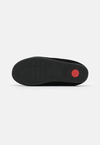 Zwarte rubberen outsole met reliëflogo. Kenmerkt zich door een gladde textuur en een ronde rode accent. Gebogen vorm voor comfort en stabiliteit.