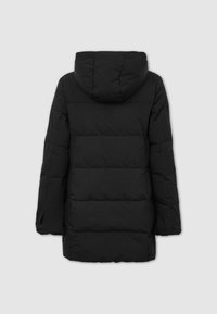 Doudoune noire avec capuche, dotée d'un design matelassé et de manches longues. Le tissu a une texture lisse et une couleur unie.