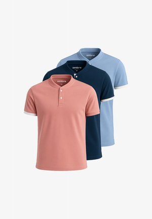 Navyblaues Poloshirt mit weißen Akzenten, kurzen Ärmeln und einem Drei-Knopf-Verschluss, kombiniert mit hellblauen Jeans und weißen Sneakers.