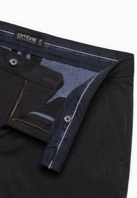 Donkergrijze broek met een ritssluiting, knoopsluiting en contrasterende blauwe voering. Inclusief binnenzakken en stikseldetails.