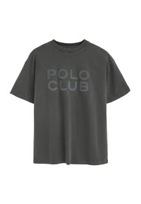 Camiseta de algodón gris oscuro con cuello redondo, mangas cortas y las palabras "POLO CLUB" impresas en el pecho con letras en negrita.