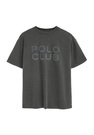T-shirt in cotone grigio scuro con collo a giro, maniche corte e le parole "POLO CLUB" stampate sul petto con caratteri in grassetto.