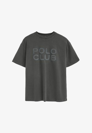 T-shirt in cotone grigio scuro con collo a giro, maniche corte e le parole "POLO CLUB" stampate sul petto con caratteri in grassetto.
