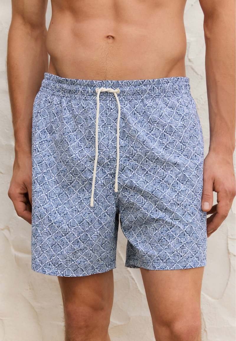 Blaue gemusterte Badeshorts mit einem Kordelzugbund und leichtem Material. Verfügt über ein geometrisches Design in verschiedenen Blautönen.