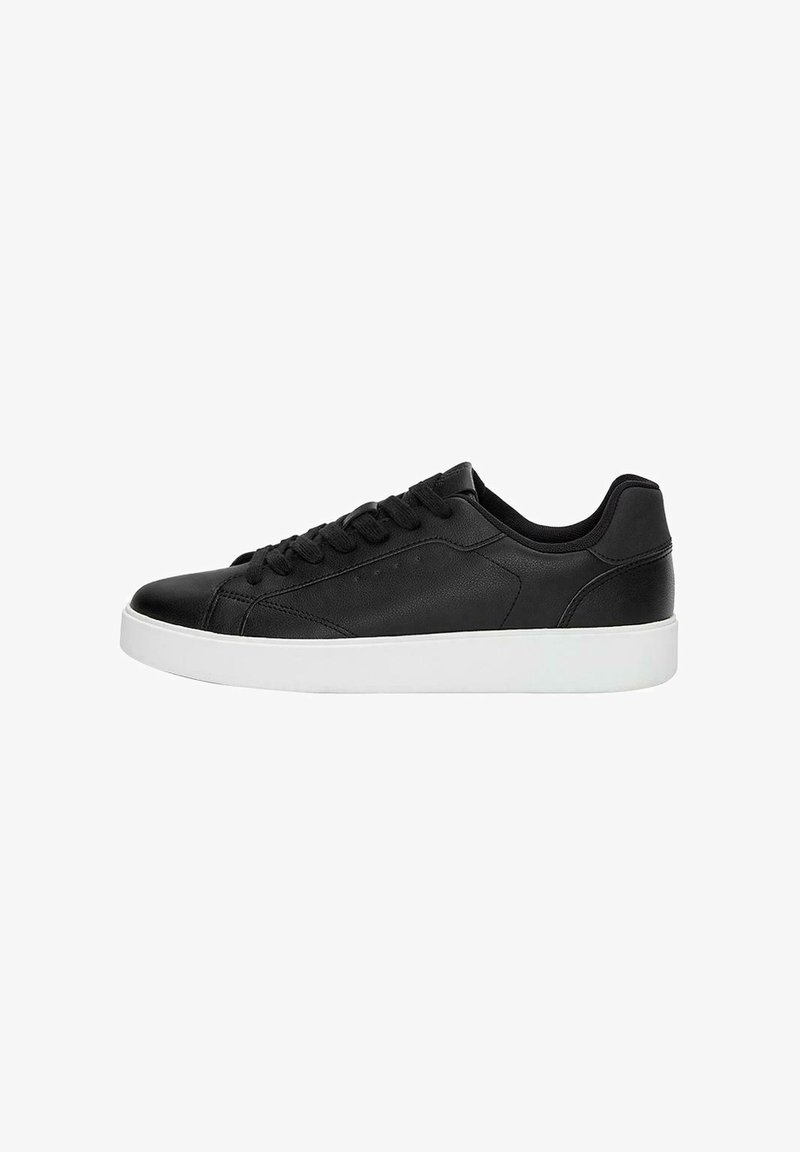 Baskets en cuir noir avec une texture lisse, bout arrondi et coutures minimales. Dotées d'une semelle en caoutchouc blanche et d'un laçage noir.