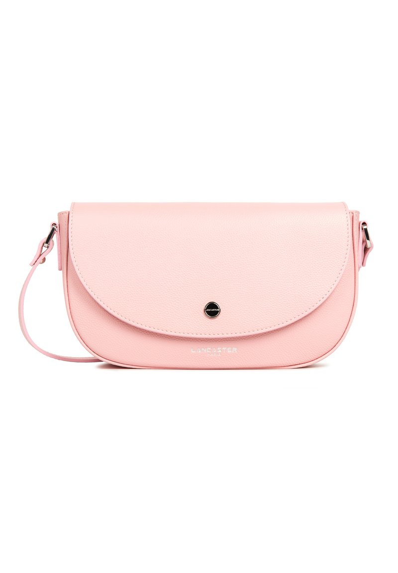 Borsa a tracolla in pelle rosa con pattina arrotondata, hardware in argento e logo impresso. Texture liscia con dettagli in grana sottile.