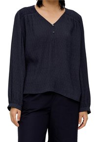 Marinblus med lång ärm och V-ringning, i en texturerad kvalitet, med knapppdetalj vid halsen och rynkade accenter vid axlarna.