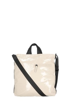 Borsa a mano beige lucida con manici neri, tasca frontale con cerniera e tracolla nera regolabile che attraversa la parte anteriore.