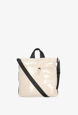 Borsa a mano beige lucida con manici neri, tasca frontale con cerniera e tracolla nera regolabile che attraversa la parte anteriore.