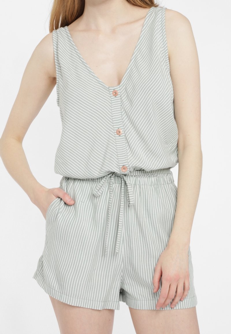 Une combinaison à rayures en vert pâle, avec un décolleté en V profond, un devant à boutons, une taille à cordon et un tissu léger. Shorts avec bords roulés.