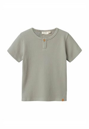 Chemise pour tout-petit à manches courtes, gris clair, en maille gaufrée, avec encolure ronde et un seul bouton en bois sur la patte de boutonnage avant.