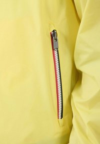 Geel waterdicht jack met een zak met ritssluiting, voorzien van rode en zwarte accenten. Gladde textuur, lichtgewicht ontwerp en duurzame materialen.