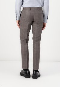 Isaac Dewhirst THE FASHION NOTCH SUIT SLIM - Κοστούμι - chocolate