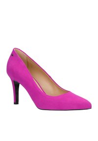 Décolleté fucsia in suede con tacco alto, punta affusolata, e dettaglio nero sul tacco. Fodera interna liscia, dettagli di branding minimi.