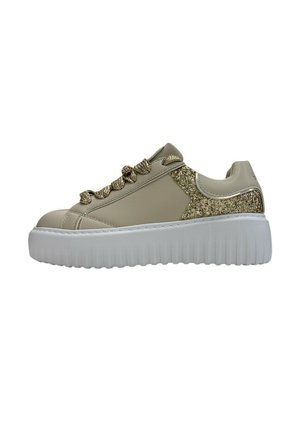 Sneaker platform beige con accenti dorati glitterati testurizzati sul tallone e sui lacci, suola bianca scanalata, vista laterale su sfondo bianco.