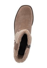 Stivale in suede marrone con una morbida fodera in pelliccia sintetica beige e dettagli in metallo argento. Punta arrotondata e accenti cuciti lungo la suola.