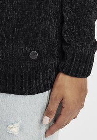 Oxmo OXESTELLA - Strikkegenser - black