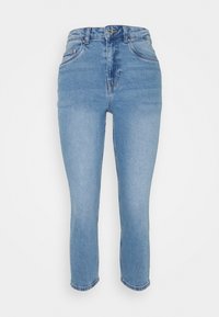 Vaqueros de mezclilla de color azul claro, de tiro alto. Presentan cuatro bolsillos, detalles de costura y un corte de pierna acortado con dobladillo sin terminar.