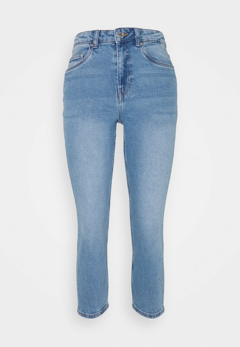 Vaqueros de mezclilla de color azul claro, de tiro alto. Presentan cuatro bolsillos, detalles de costura y un corte de pierna acortado con dobladillo sin terminar.